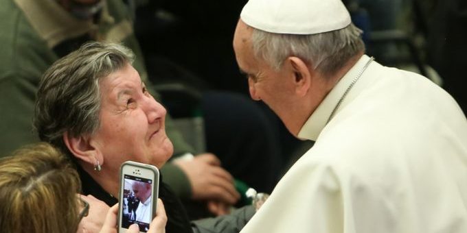 FranciscoAnciana_DanielIbanez_ACIPrensa_040315