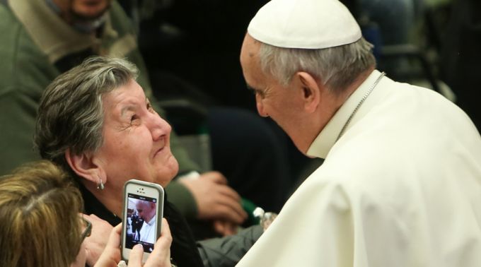 FranciscoAnciana_DanielIbanez_ACIPrensa_040315