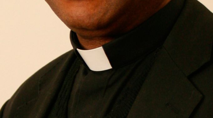 SacerdoteAfrica_WikipediaCC-BY-SA-3_0_080515