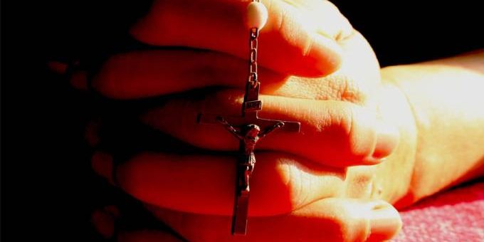 CrucifijoManos_PixabayDominioPublico_270715