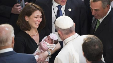 Papa abençoa a convidada mais nova do Capitólio