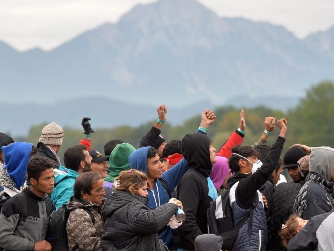 Refugiados Todos os muros estão destinados a cair, diz o Papa