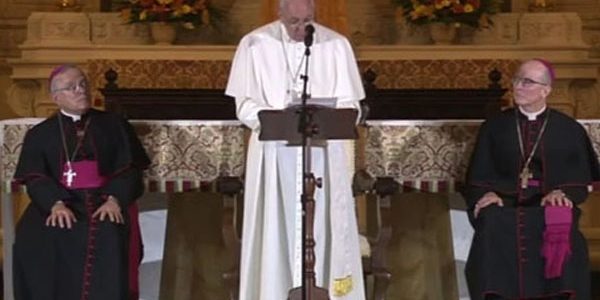 papa-disursando-aos-bispos