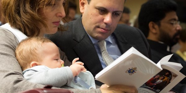 Bebê de 4 meses é o participante mais novo do Sínodo