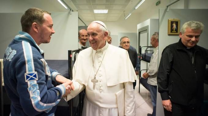 Papa visita recém-inaugurado dormitório para os sem-teto de Roma