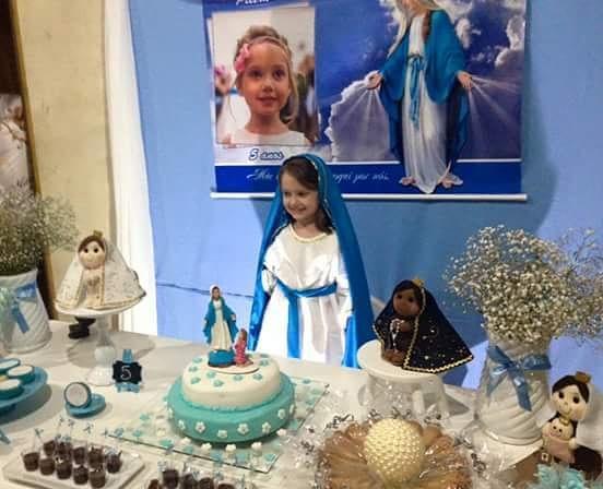 Menina e a Virgem Maria