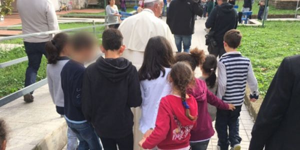 Papa visita crianças