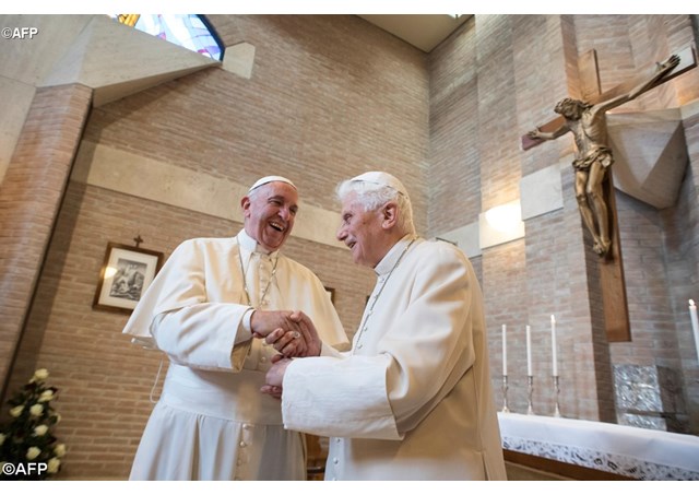 Papa visita ex-Papa