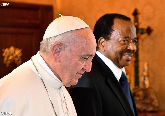Papa recebe Paul Biya