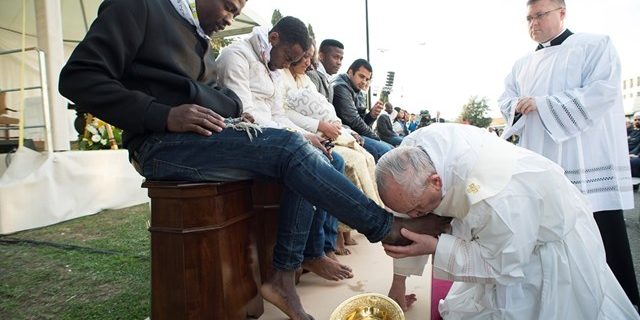 Papa na missa de lava pés