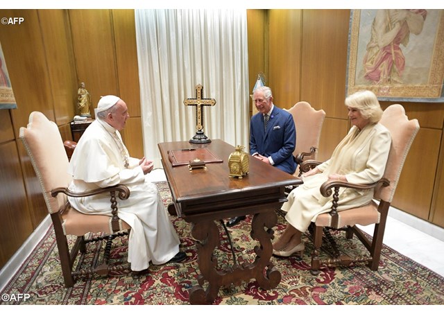 papa recebe príncipe Charles