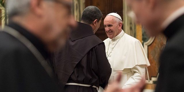 Papa e Franciscanos