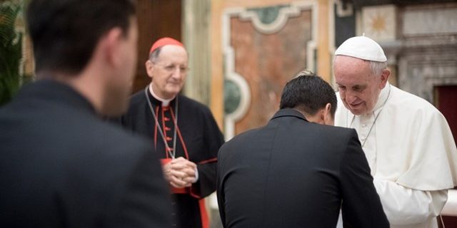 Papa e sacerdotes jovens