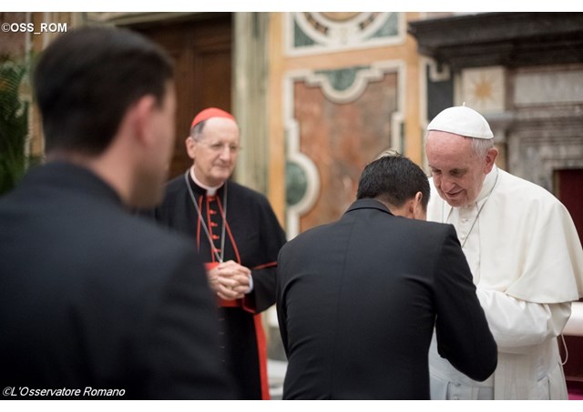 Papa e sacerdotes jovens