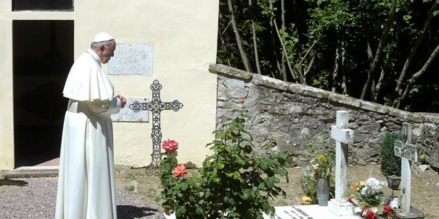 Papa no tumulo do Padre Lorenzo