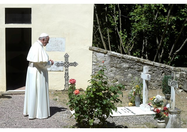 Papa no tumulo do Padre Lorenzo