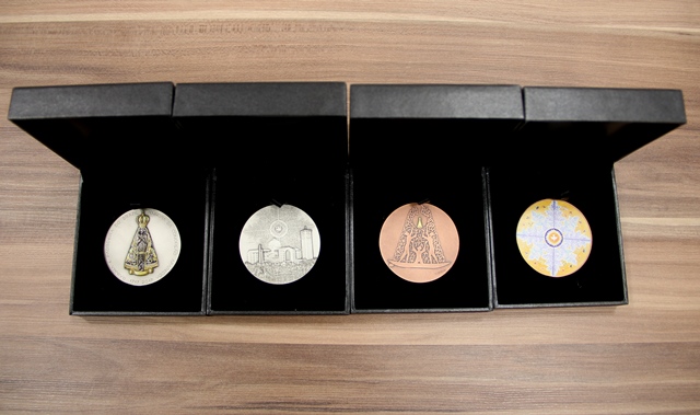 medalhas pelos 300 anos de Aparecida
