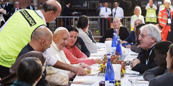 PapaFranciscoComidaPobres_LOR_14112017