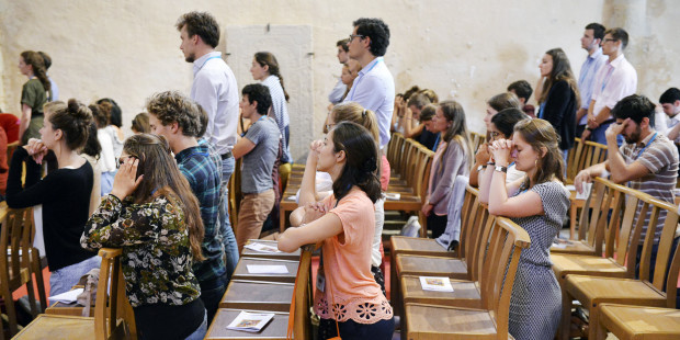 web-mass-church-knees-pray-corinne-simonciric