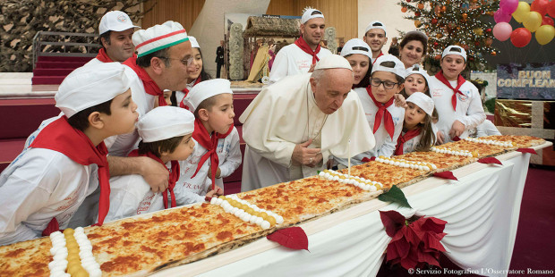 web3-photo-of-the-day-pope-francis-birthday-pizza-002-000_v896a-osservatore-romano