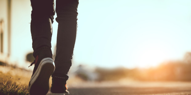 web-woman-walk-feet-de-morakot-kawinchan-shutterstock