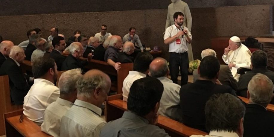 Papa e vítimas de abuso