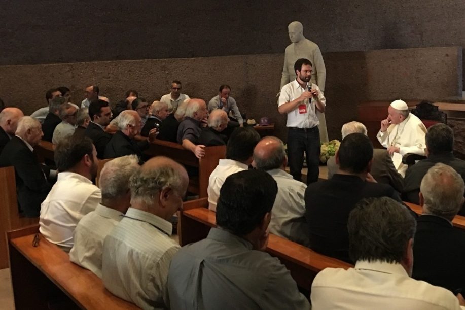 Papa e vítimas de abuso