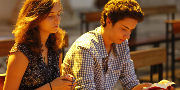 web3-teenagers-praying-and-reading-the-bible-in-a-churchteenagers-praying-and-reading-the-bible-in-a-church-fr509103b