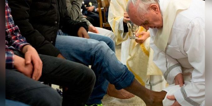 PapaFrancisco_lavatoriopies_VaticanMedia_28032018