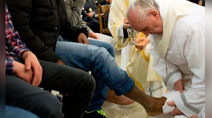PapaFrancisco_lavatoriopies_VaticanMedia_28032018