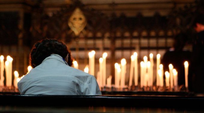 PersonaRezando_FlickrDavidDennisCC_BY_SA_20_060317
