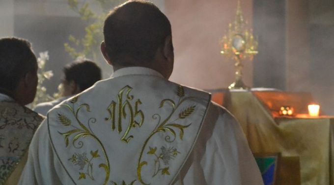 SacerdoteEucaristia_PixabayDominioPublico_230316
