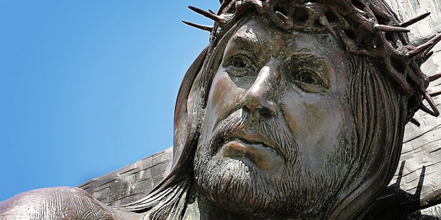 web3-jesus-christ-statue-cross-good-friday-lent-face-crown-of-thorns-marinas-cc0