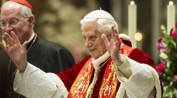 BenedictoXVI_CaballerosColn_150417