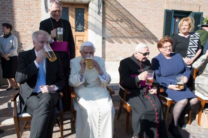 BenedictoXVI_Cerveza_LOsservatoreRomano_17042017