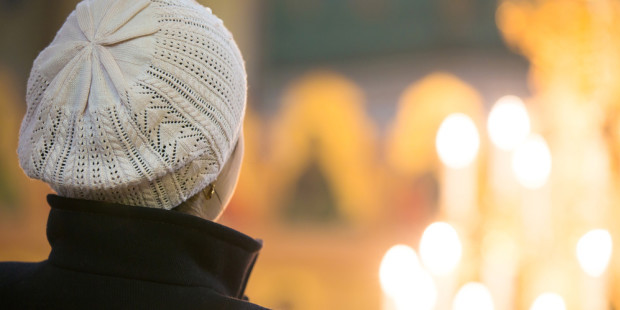 web3-woman-back-candles-church-de-vadim-ratnikov-i-shutterstock