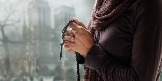 web3-woman-hands-praying-rosary-shutterstock (1)