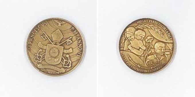 MedallaVIAniversarioPapaFrancisco_VaticanMedia_25072018