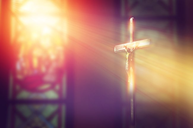 0d23550a47cd018b8f885d40e2_cmUgNjUwIDADZDgwMzA3MGI4ZGU=_crucifix-jesus-on-the-cross-in-church-with-ray-of-light-from-stained-glass