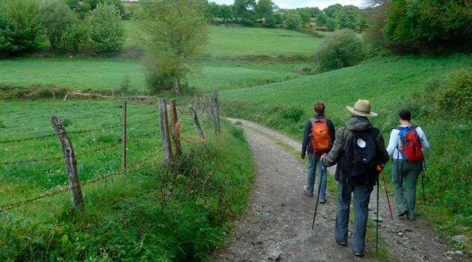 PeregrinosHaciendoCaminoDeSantiago_FlickrFrescoToursCC_BY_20_070617