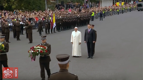 Papa_Monumento_Letonia