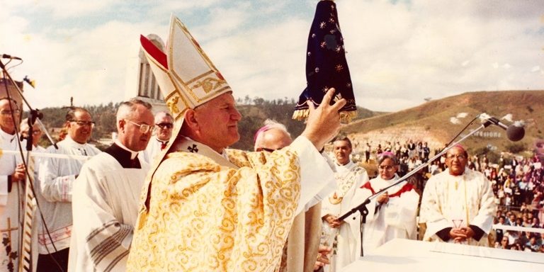 joao_paulo_ii_com_imagem_de_aparecida