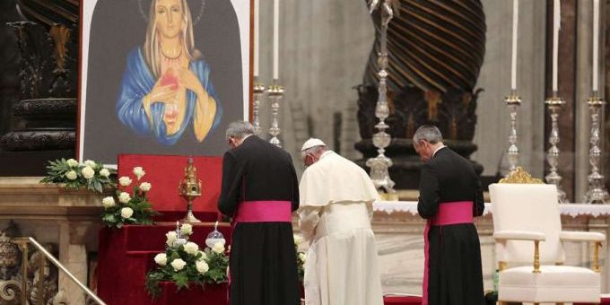 PapaFranciscoReza2020-DanielIbanez-ACIPrensa-12022019