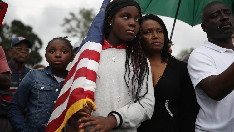 naufrágio de migrantes