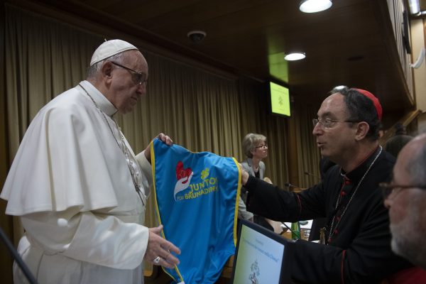 papa-colete-brumadinho-FotoVaticanMedia-600×400
