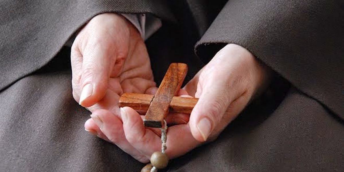 vida_consagrada_maos_cruz-1200x762_c