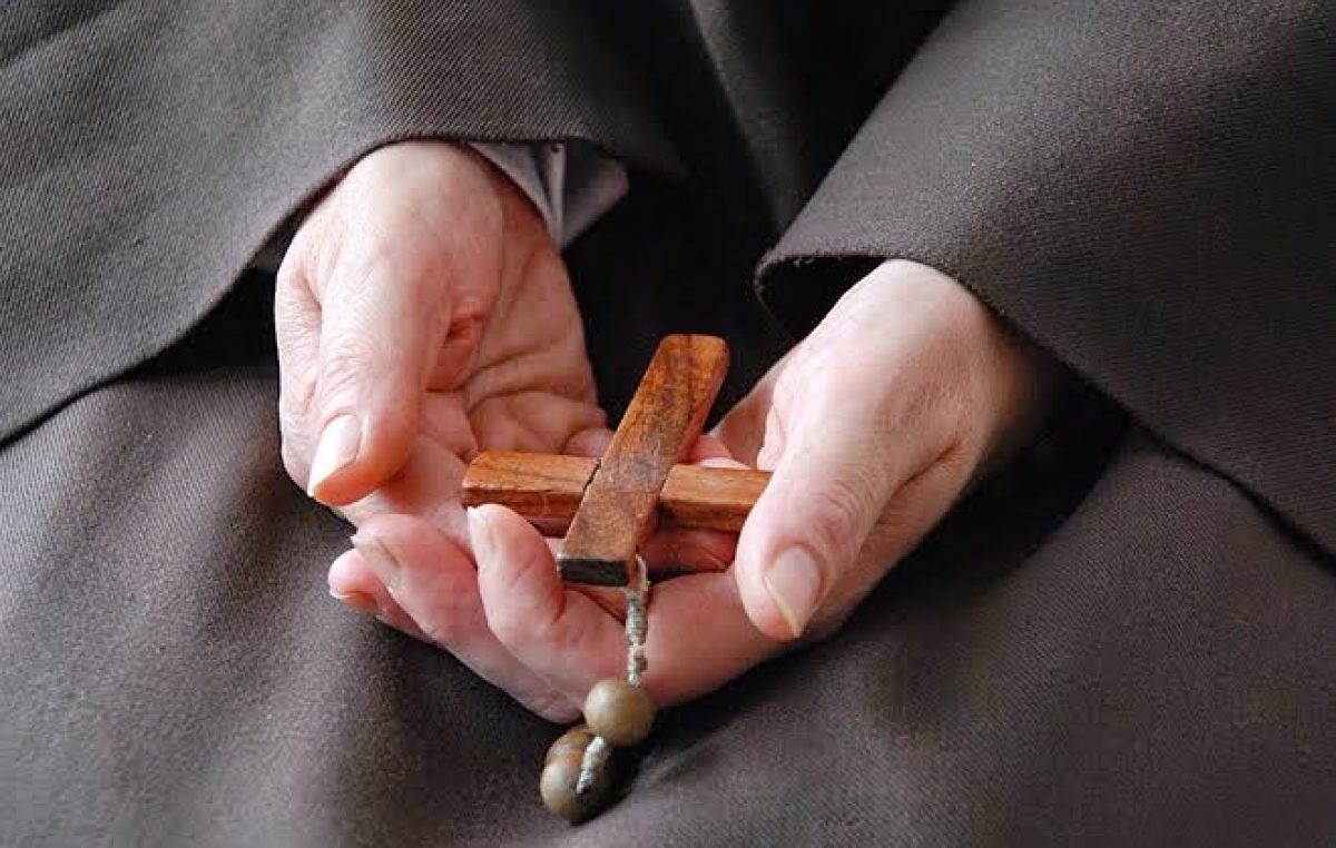 vida_consagrada_maos_cruz-1200x762_c