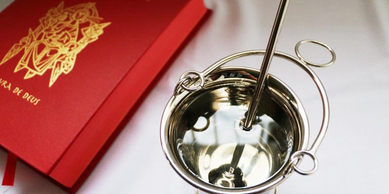 formacao_1600x1200-por-que-devemos-usar-a-agua-benta-768×576