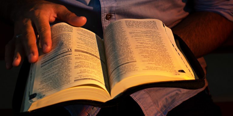 formacao_biblia-mao-768×576