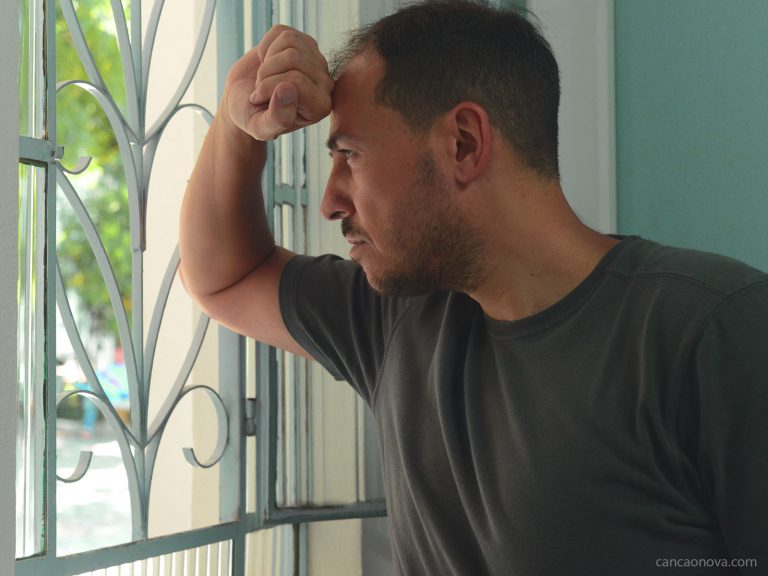 formacao_rapaz-na-janela-768×576